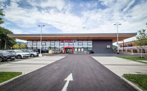 Auskragendes Holzdach am Supermarkt – wettergeschützter Eingangsbereich SPAR Heimschuh