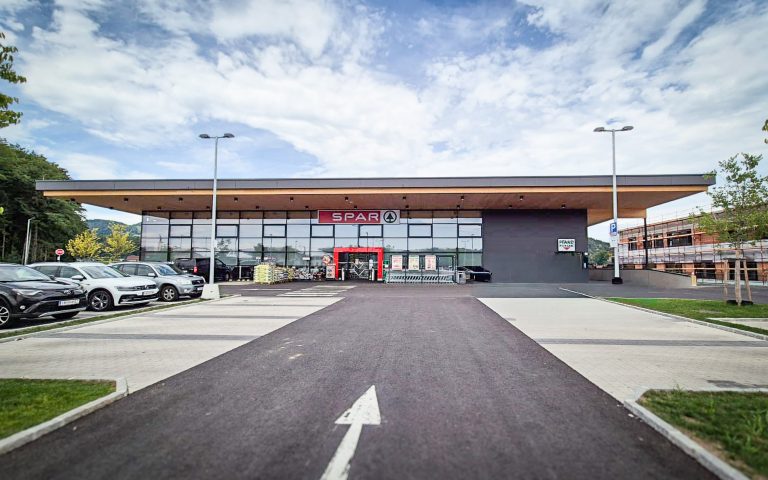 Auskragendes Holzdach am Supermarkt – wettergeschützter Eingangsbereich SPAR Heimschuh